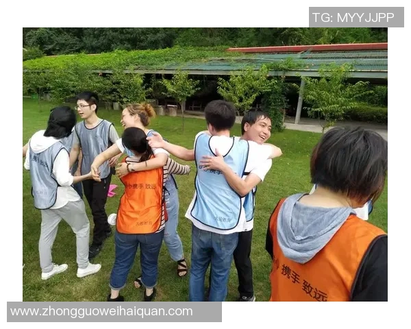 足球场上的爱情传奇 他们的心跳如同进球的瞬间 默契超越一切